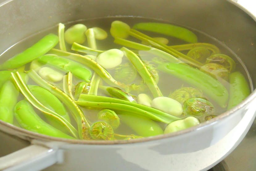 春野菜を茹でる