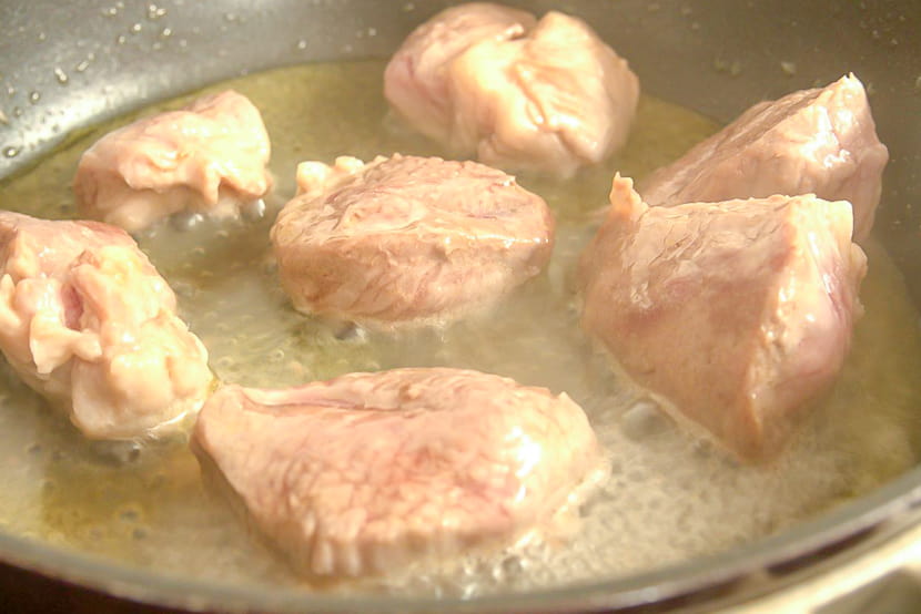 ラム肉を焼く